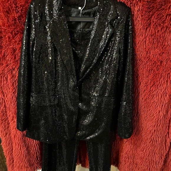 Black sequin ladies suit - Picture 3 of 16